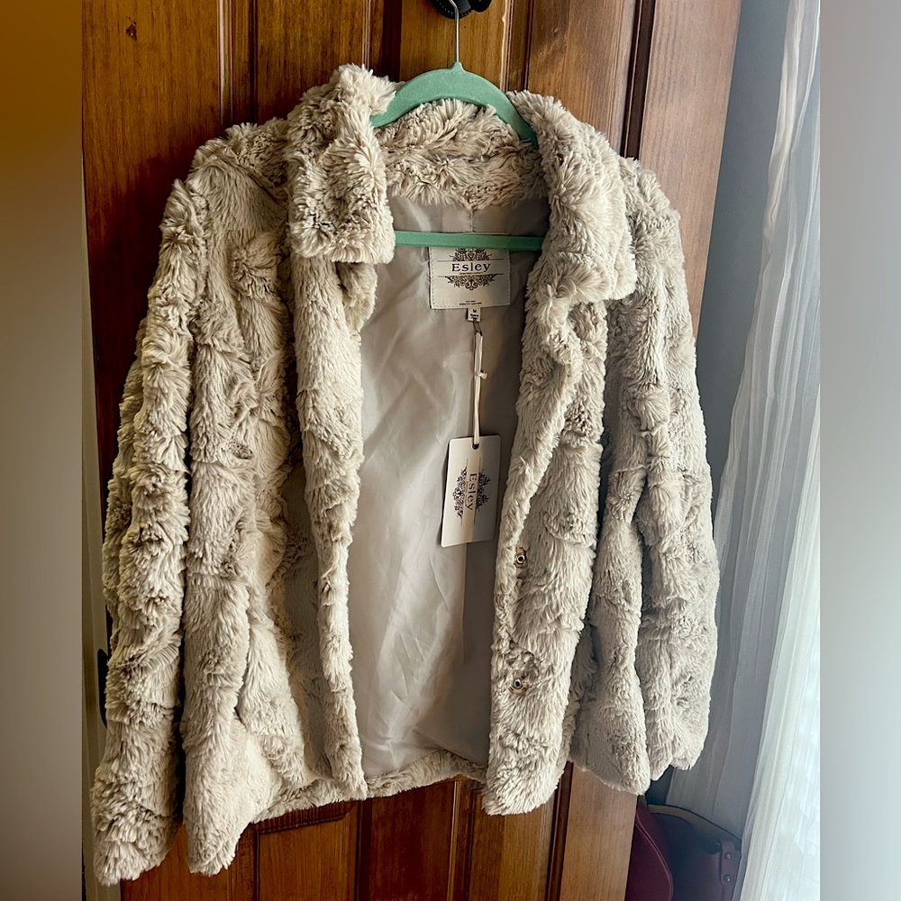 NWT Esley faux fur jacket size medium